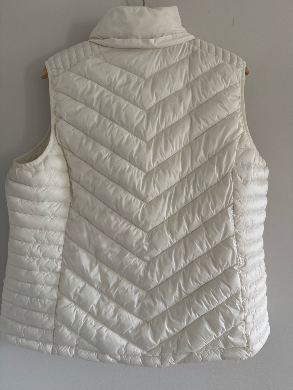 Michael Kors Packable Quilted Puffer Vest White Size XL Gold Hardware - Picture 15 of 17